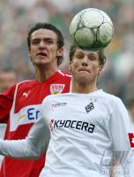 Fussball 1. Bundesliga: Moenchengladbach - Stuttgart, Zweikampf