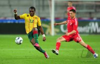 Fussball International Testspiel: Henri Bedimo (li, Kamerun) gegen Igor Semshov (re, Russland)