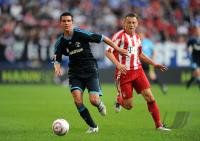 Fussball Supercup: Christoph Moritz (li, FC Schalke 04) gegen Ivica Olic (re, FC Bayern Muenchen)