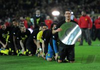 Fussball 1. Bundesliga :  Sebastian Kehl (Borussia Dortmund) mit einer Meisterschale