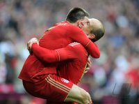 Fussball 1. Bundesliga, Saison 2011/2012: JUBEL nach dem Tor zum 7:0, Franck Ribery (li.) mit Arjen Robben (FC Bayern Muenchen)