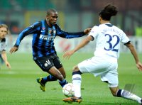 Fussball Champions League  Saison 2010/2011:  Samuel Eto'o , Eto  (li, Inter) gegen  Benoit Assou-Ekotto (re, Tottenham Hotspur FC)