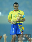 FUSSBALL Weltmeisterschaft  JUBEL;  Brasilien  Cafu mit WM-Pokal