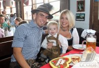 FUSSBALL 1. BUNDESLIGA 14/15:  Philipp Lahm mit seiner Frau Claudia auf der Wiesen