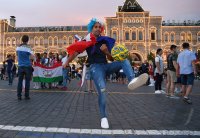 FUSSBALL WM 2018: Schmuckbild, ein franzoesischer Fan spielt Fussball auf dem Roten Platz