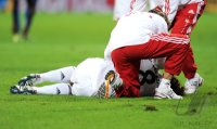 Fussball 1. Bundesliga : Hamit Altintop (FC Bayern Muenchen) verletzt auf dem Rasen
