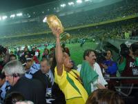 FUSSBALL Weltmeisterschaft  JUBEL;  Brasilien  Ronaldinho mit WM-Pokal