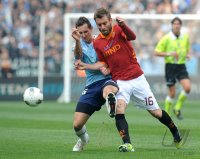 FUSSBALL SERIE A:  Miroslav Klose (li, Lazio Rom) gegen Daniele De Rossi (AS Rom)