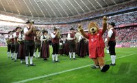 Fussball 1. Bundesliga, Saison 2011/2012:  Bayrische Musikanten in Tracht spielen in der Allianz Arena