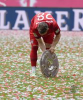 Fussball, 1. Bundesliga  Saison 13/14: Jubel FC Bayern Muenchen mit Schale