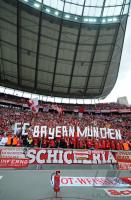 Fussball 1. Bundesliga : Jubel Fans mit Fahnen