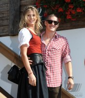 FUSSBALL 1. BUNDESLIGA: Bastian Schweinsteiger mit Freundin Sarah Brandner (FC Bayern Muenchen)