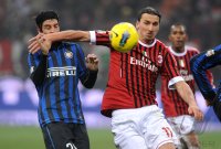 FUSSBALL International SERIE A 2011/2012: Cristian Chivu (li, Inter Mailand) gegen Zlatan Ibrahimovic (AC Mailand)