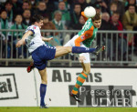 Fussball DFB-Pokal: Bremen - Luebeck, Zweikampf