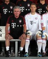 Fussball 1. Bundesliga 2010/2011:  Trainer Jupp Heynckes  (li.) und Torwart Manuel Neuer (FC Bayern Muenchen)