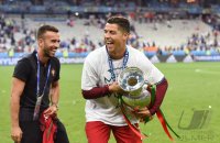 Fussball Europameisterschaft 2016 Finale: JUBEL Cristiano Ronaldo (Portugal) mit Pokal