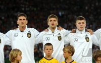 Fussball International EM 2012 Qualifikationsspiel: Mario GOMEZ , Thomas MUELLER , Toni Kroos (v.li., Deutschland)