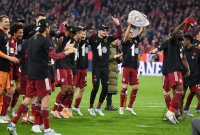 Fussball 1. Bundesliga Saison 21/22: JUBEL FC Bayern Muenchen feiert die 32. Meisterschaft
