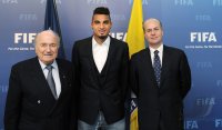 Fussball  International  FIFA Praesident Blatter (Schweiz) und Kevin Prince Boateng (AC Mailand)