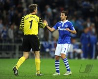 Fussball CHL  Saison 2010/2011: Edwin van der Sar (li, Manchester United FC) mit Raul (re, FC Schalke 04)