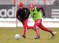 Fussball 1. Bundesliga: Danijel Pranjic (li, ) gegen Franck Ribery (FC Bayern Muenchen)