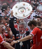 Fussball 1. Bundesliga  Saison  2012/2013: Trainer Jupp Heynckes (FC Bayern Muenchen) mit Schale
