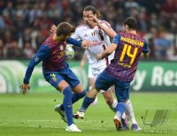 FUSSBALL INTERNATIONAL  CHL Viertelfinale 11/12:  Gerard Pique (li, Barca) gegen Zlatan Ibrahimovic (Mitte, AC Mailand) gegen Javier Mascherano (Barca)