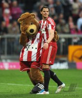 Fussball 1. Bundesliga :  Daniel van Buyten (FC Bayern Muenchen) mit Maskottchen Bernie