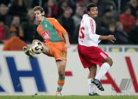 Fussball 1. Bundesliga: Koeln - Bremen, Zweikampf