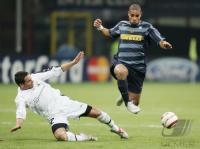 Fussball CL: Mailand - Artmedia, Zweikampf