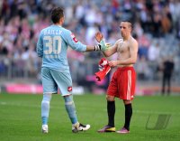 Fussball 1. Bundesliga : Logan Bailly (li, Borussia Moenchengladbach) mit Franck Ribery (re, FC Bayern Muenchen)