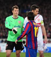 FUSSBALL  International CHL 09/10 : Torwart Jens Lehmann (li, VfB Stuttgart) mit Lionel Messi (re, Barca)