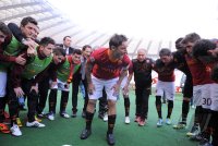 FUSSBALL SERIE A:  Francesco Totti (AS Rom) im Kreise seines Teams