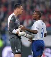 Fussball International EM 2012-Qualifikation:  Diego BENAGLIO (li, Schweiz) gegen Jermain DEFOE (re, England)