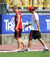 Fussball 1. Bundesliga Saison   2011/2012 :  Bastian Schweinsteiger, Fitnesstrainer Marcelo Martins (v. li., FC Bayern Muenchen)