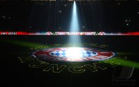 Fussball 1. Bundesliga, Saison 2012/2013:  Der FCB wuenscht Frohe Weihnachten mit einer LASER SHOW in der Allianz Arena
