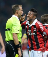 FUSSBALL International Serie A 2012/2013: Robinho (AC Mailand) und Schiedsrichter Valeri
