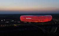 Fussball 1. Bundesliga: ALLIANZ ARENA, Aussenansicht mit Roter Beleuchtung