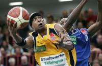 Basketball 1. Bundesliga: Tuebingen - Karlsruhe, Zweikampf