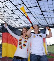 FUSSBALL WM 2010, Public Viewing im Olympiastadion MuenchenFUSSBALL WM 2010, VORRUNDE: Deutschland - Serbien