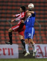 Fussball 3. Bundesliga:  Nazif Hajdarovic (li, FC Bayern II) gegen Tim Jerat (re, Unterhaching)