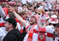 Fussball DFB Pokal Finale 24/25: Arminia Bielefeld - VfB Stuttgart, Public Viewing auf dem Schlossplatz
