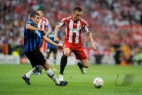 Fussball Champions League Finale: Ivica Olic (re, FCB) gegen Lucio  (li, Inter)