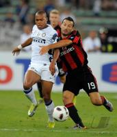 FUSSBALL SERIE A:  Jonathan Biabiany (li, Inter Mailand) gegen Gianluca Zambrotta (re, Milan)
