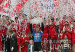 Fussball 1. Bundesliga  FC Bayern Muenchen bekommt die Meisterschale