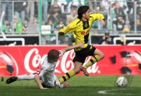 Fussball 1. Bundesliga: Moenchengladbach - Dortmund, Zweikampf