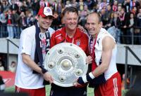 Fussball 1. Bundesliga : Jubel mit Meisterschale Mark van Bommel, Trainer Louis van Gaal, Arjen Robben (v. li., FCB)