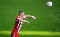 Fussball 1. Bundesliga :  Einwurf von Bastian Schweinsteiger (FC Bayern Muenchen)