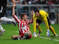 Fussball 1. Bundesliga : Thomas Mueller (li, FC Bayern Muenchen) fordert einen ELFMETER, Torwart Raphael Schaefer (re, 1 FC Nuernberg)