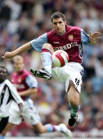 Fussball Barclays Premiership: Aston Villa,  Aaron HUGHES